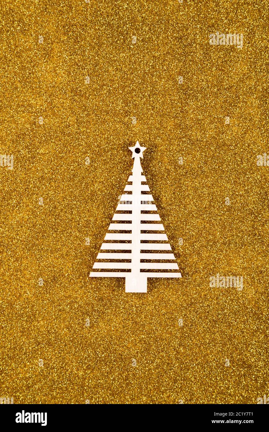 Forme d'arbre de Noël en bois sur golden glitter Banque D'Images