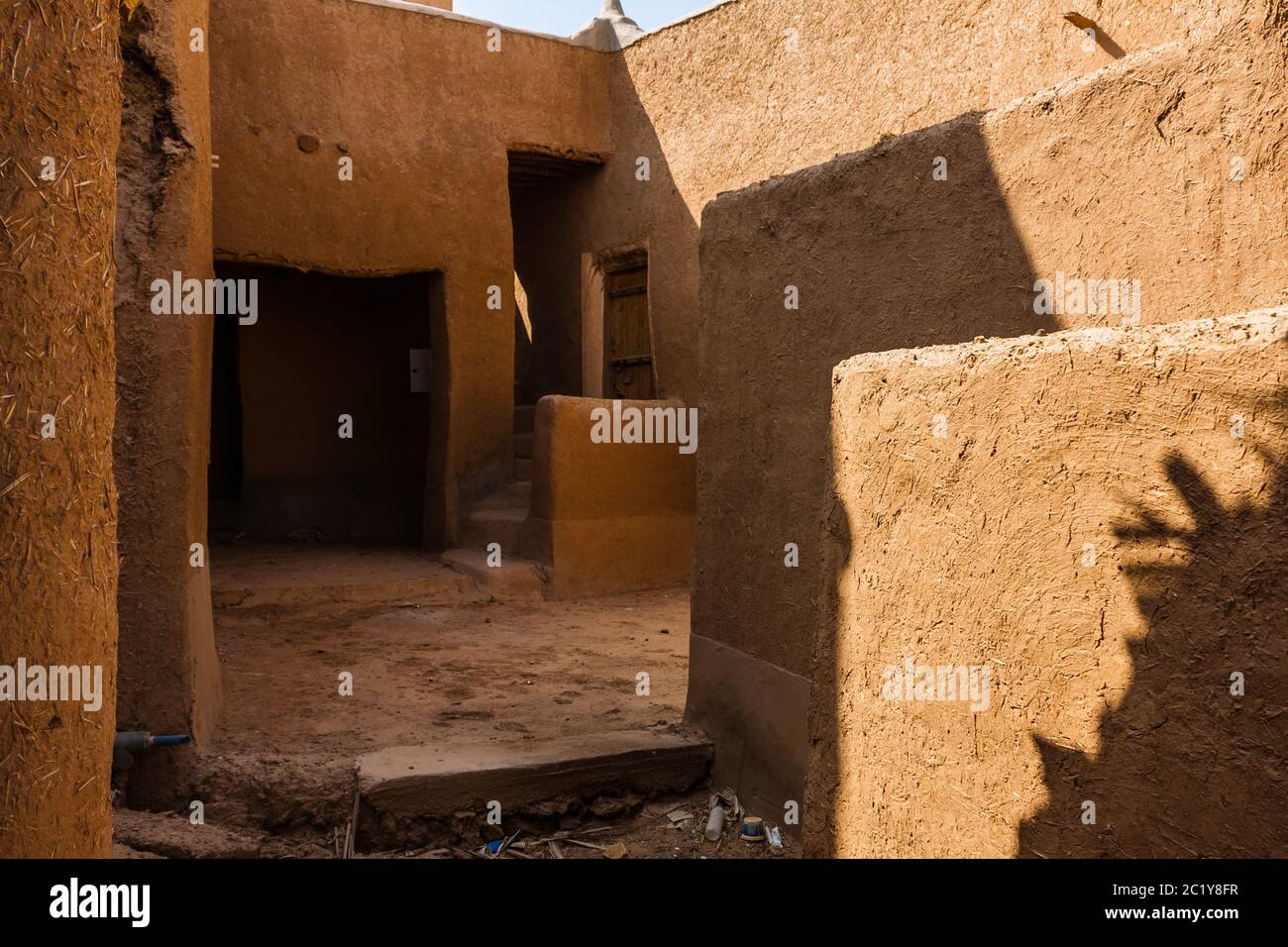 Une cour dans la maison arabe traditionnelle de brique de boue Banque D'Images
