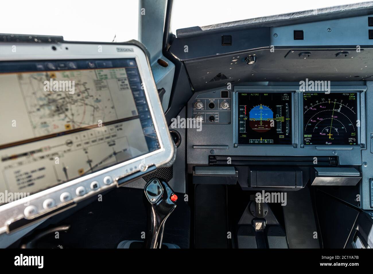 Cockpit d'avion, site du capitaine avec l'affichage de vol principal et l'affichage de navigation devant et l'ordinateur avec des cartes de navigation juste au-dessus du bâton latéral Banque D'Images