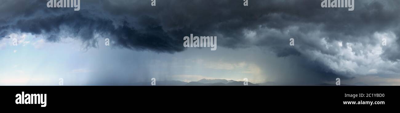 Ciel couvert de tempête et pluie de colère au-dessus des montagnes Banque D'Images