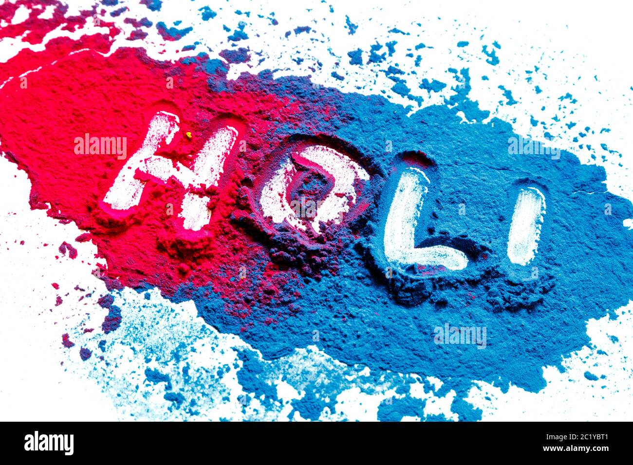 arrière-plan abstrait en poudre. Explosion de poudre colorée sur fond blanc. Nuage de couleur. La poussière colorée explose. Peinture Banque D'Images