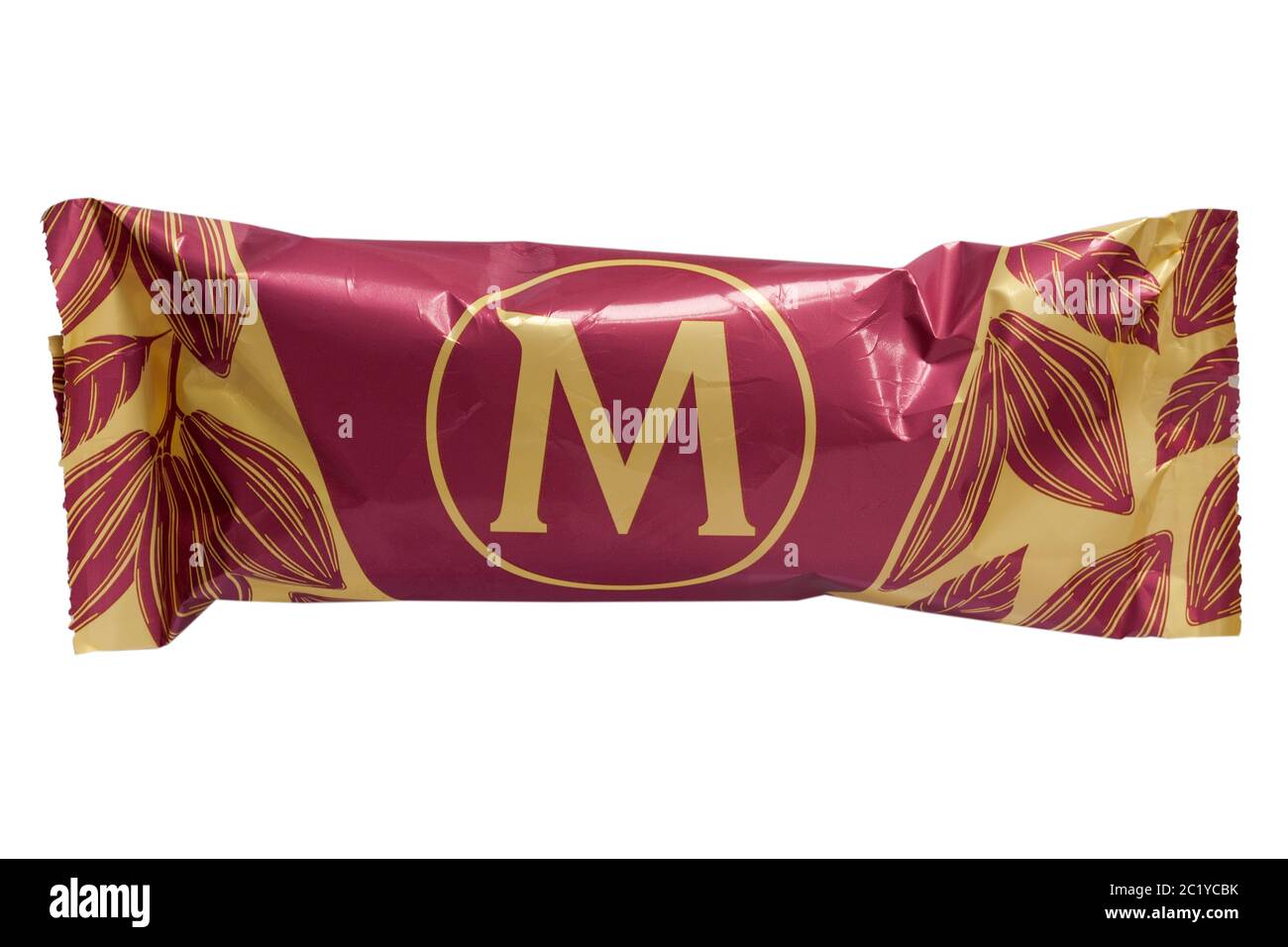 Magnum Collection Ruby nouvelle expérience chocolat fait à partir de ruby cacao haricots glace de glace de glace isolée sur fond blanc - Royaume-Uni Banque D'Images