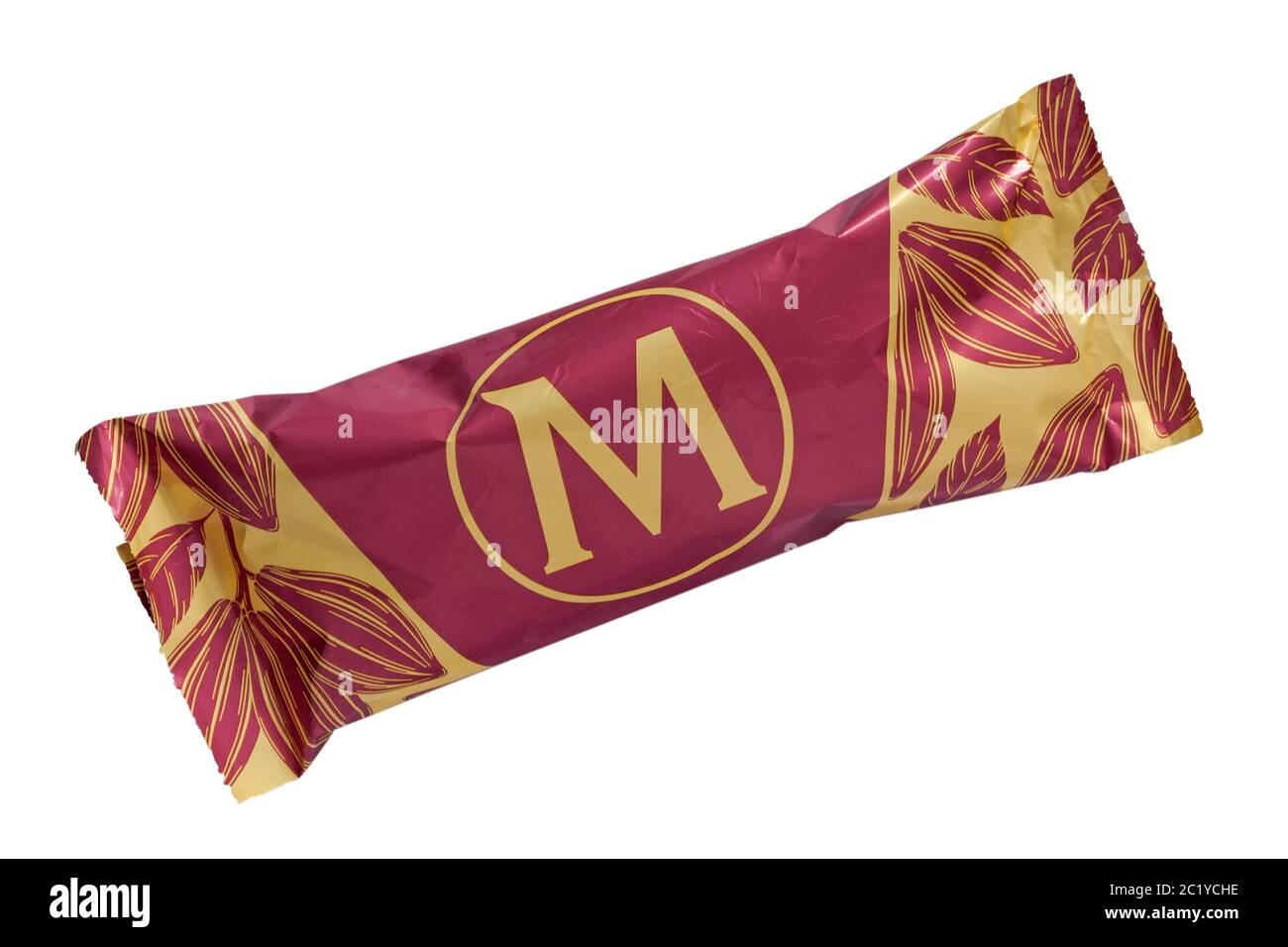 Magnum Collection Ruby nouvelle expérience chocolat fait à partir de ruby cacao haricots glace de glace de glace isolée sur fond blanc - Royaume-Uni Banque D'Images
