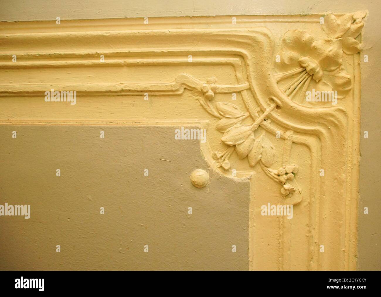 Fragment de décoration murale sur l'escalier principal du bâtiment de style Art nouveau sur la 7ème rue Krasnoarmeiskaya Banque D'Images