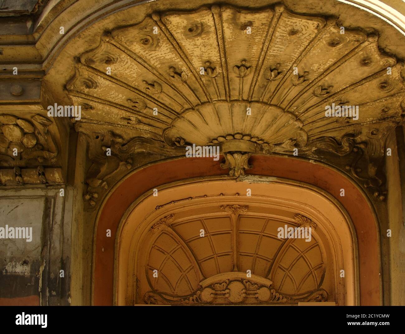 Fragment de la conception de l'entrée principale du bâtiment dans le style Art nouveau sur la 7ème rue Krasnoarmeiskaya Banque D'Images