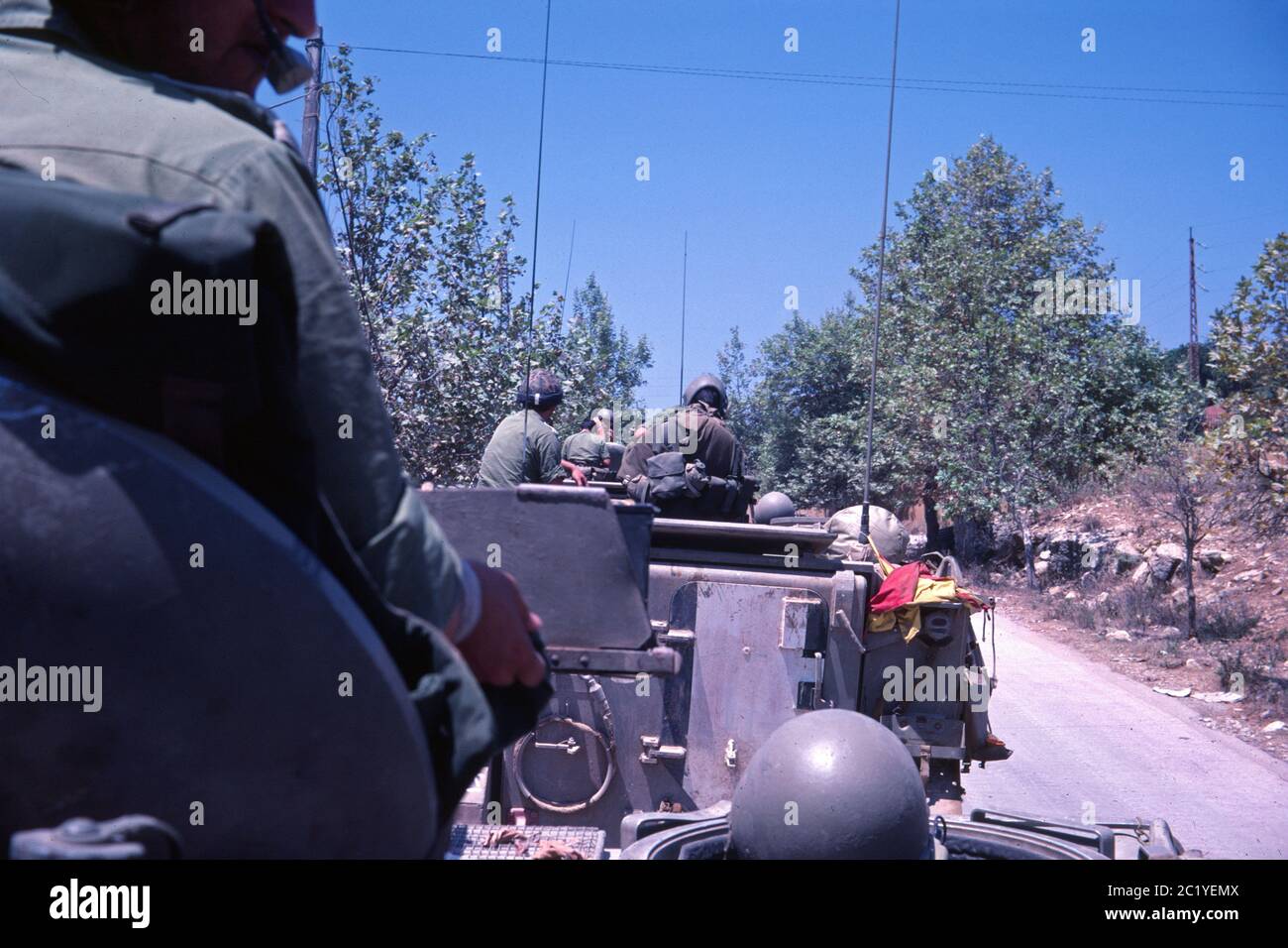 Des soldats israéliens dans des véhicules blindés traversent la périphérie de Sidon lors de l'invasion israélienne du Liban, appelée « opération paix pour la Galilée », Liban, en juillet 1982. Banque D'Images