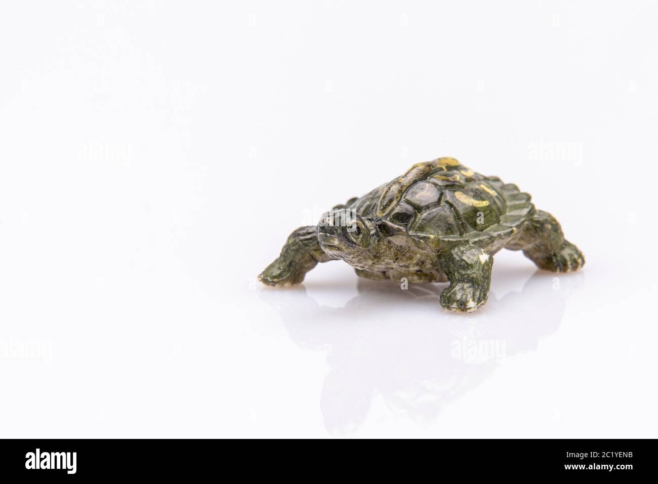 gros plan d'une tortue en plastique vert isolée sur un fond blanc Banque D'Images