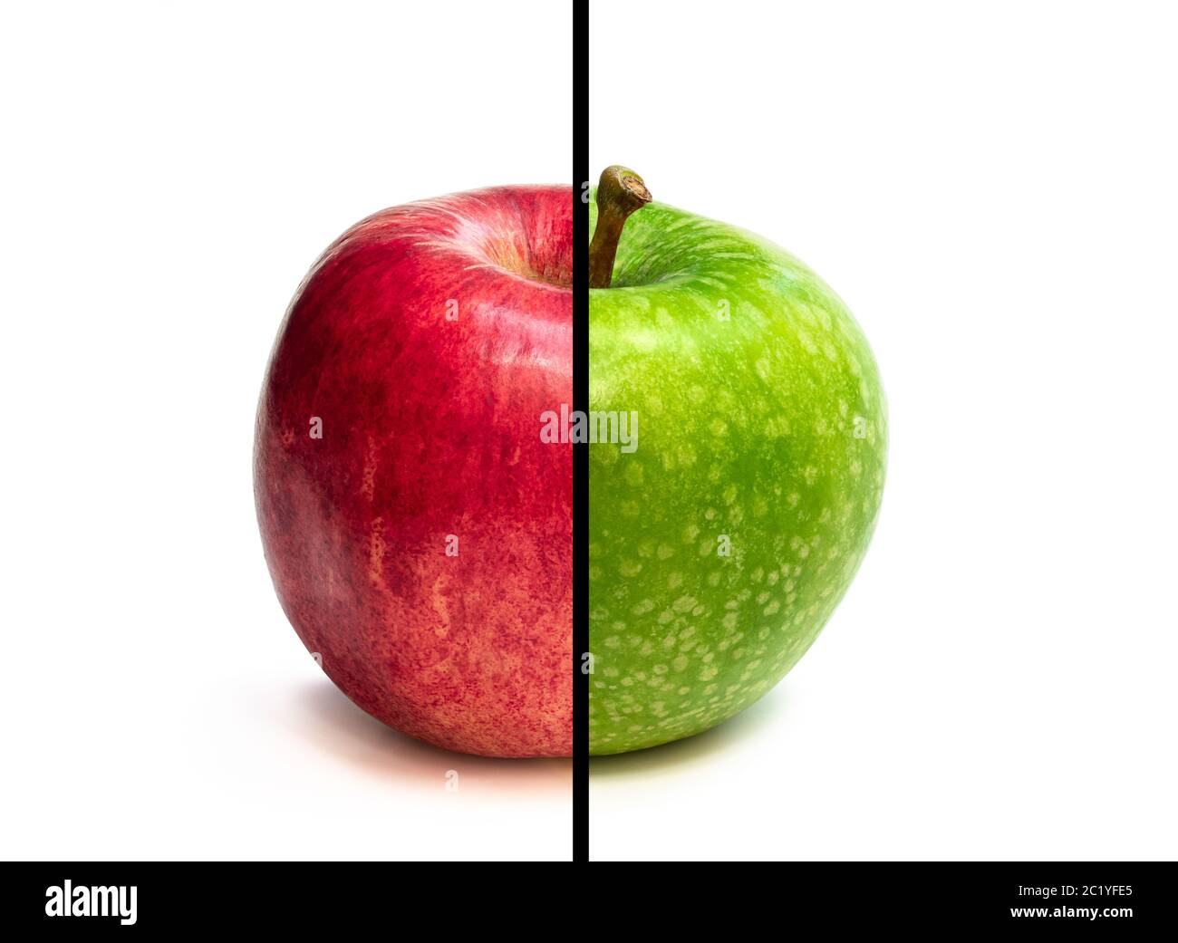 concept de comparaison pomme verte contre pomme rouge isolée sur fond blanc Banque D'Images