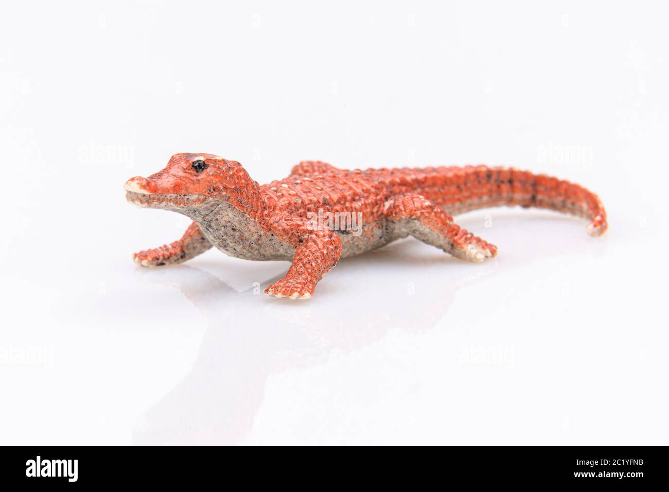 gros plan d'un crocodile en plastique orange isolé sur fond blanc Banque D'Images