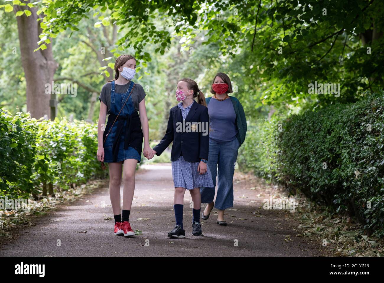 Les enfants portant un masque facial pendant une pandémie de coronavirus. Barons court. Londres, Royaume-Uni. 7 juin 2020. FORMULAIRES DE CONSENTEMENT SIGNÉS POUR TOUTES LES PERSONNES EN PHOTO (MOT Banque D'Images