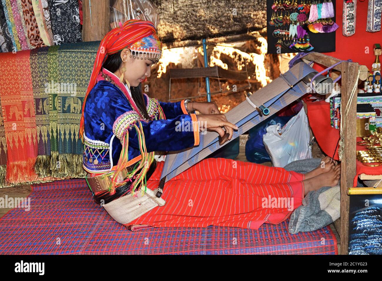 Une fille thaïlandaise travaille sur le métier à tisser. Girafe fille Banque D'Images