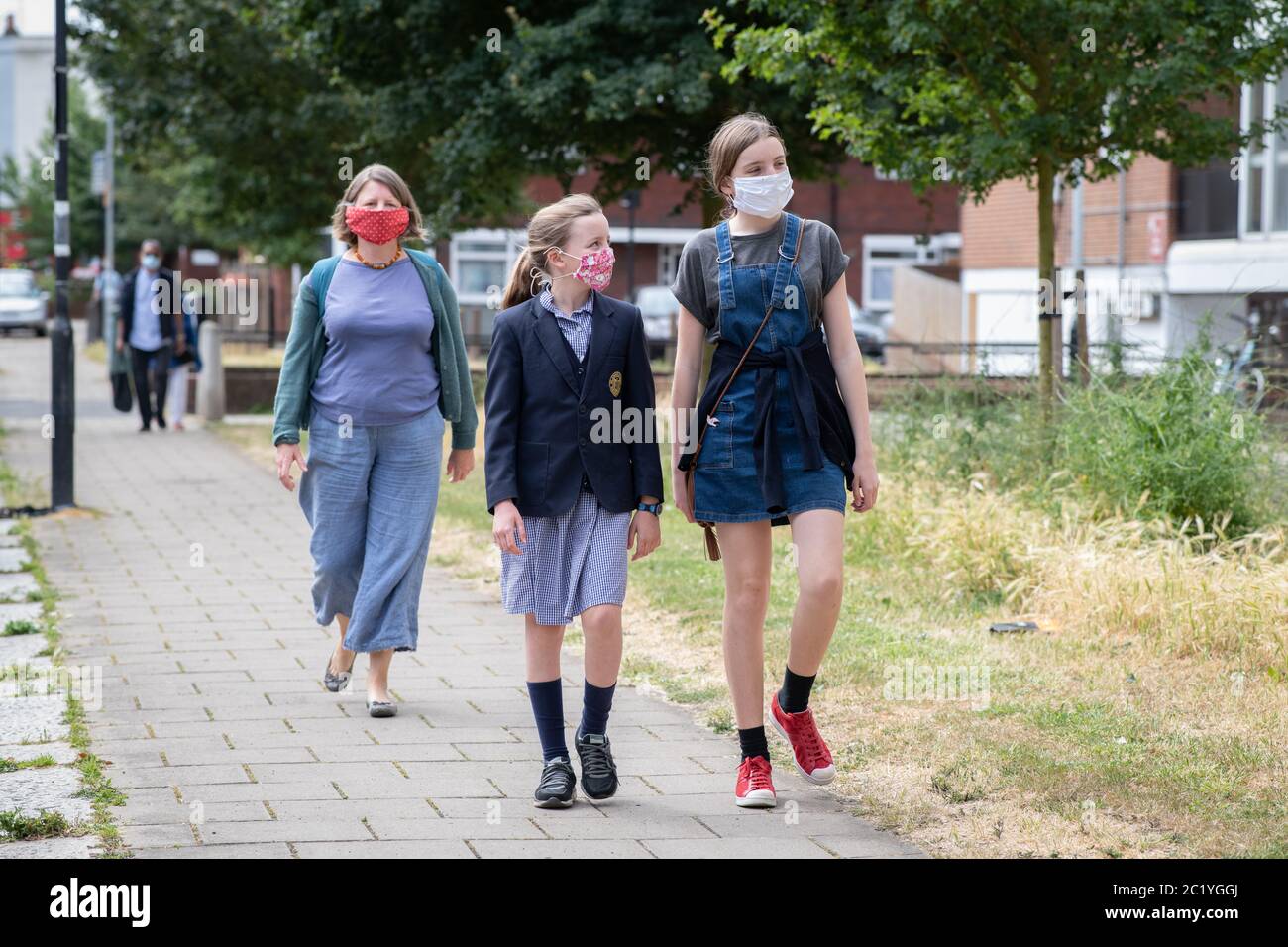 Les enfants portant un masque facial pendant une pandémie de coronavirus. Barons court. Londres, Royaume-Uni. 7 juin 2020. FORMULAIRES DE CONSENTEMENT SIGNÉS POUR TOUTES LES PERSONNES EN PHOTO (MOT Banque D'Images