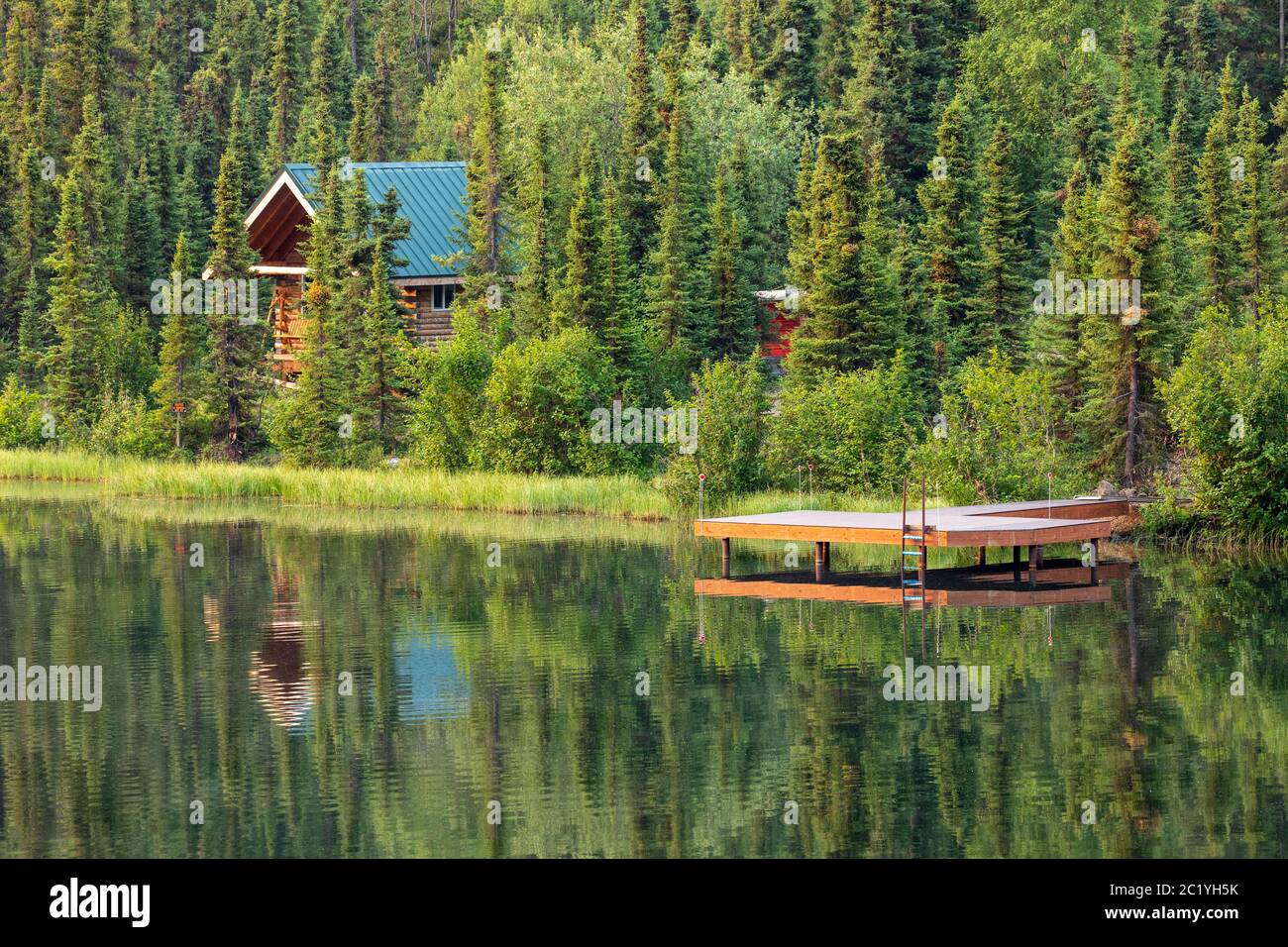 Chalet en rondins isolé au bord du lac au Canada Photo Stock - Alamy