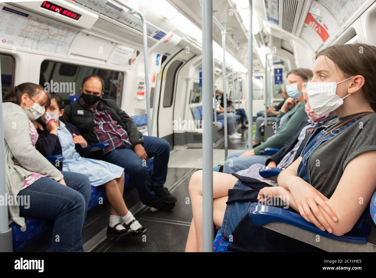 Les enfants portant un masque sur les transports en commun. Ligne Jubilé. Londres, Royaume-Uni. 7 juin 2020. FORMULAIRES DE CONSENTEMENT SIGNÉS POUR TOUTES LES PERSONNES EN PHOTO Banque D'Images