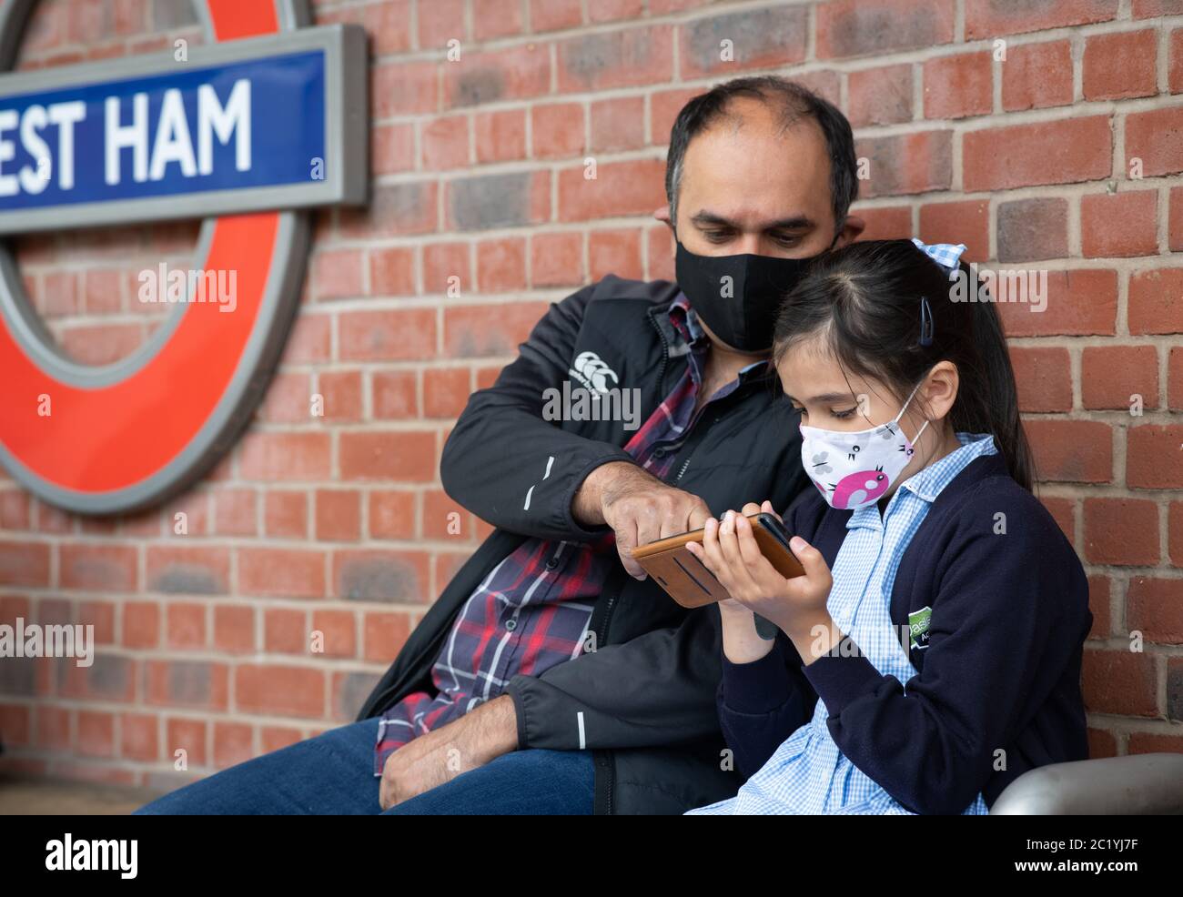 Les enfants portant un masque sur les transports en commun. Londres, Royaume-Uni. 7 juin 2020. FORMULAIRES DE CONSENTEMENT SIGNÉS POUR TOUTES LES PERSONNES EN PHOTO Banque D'Images
