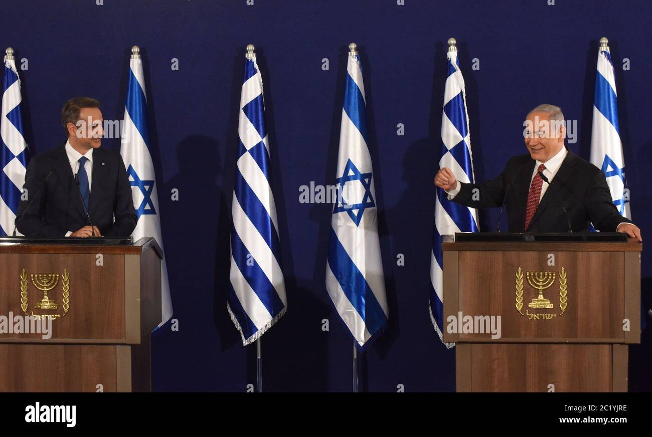 Jérusalem, Israël. 16 juin 2020. (R) le Premier ministre israélien Benjamin Netanyahu et (L) le Premier ministre grec Kyriakos Mitsotakis ont publié des déclarations communes à Jérusalem le 16 juin 2020. Photo par Debbie Hill/UPI crédit: UPI/Alay Live News Banque D'Images