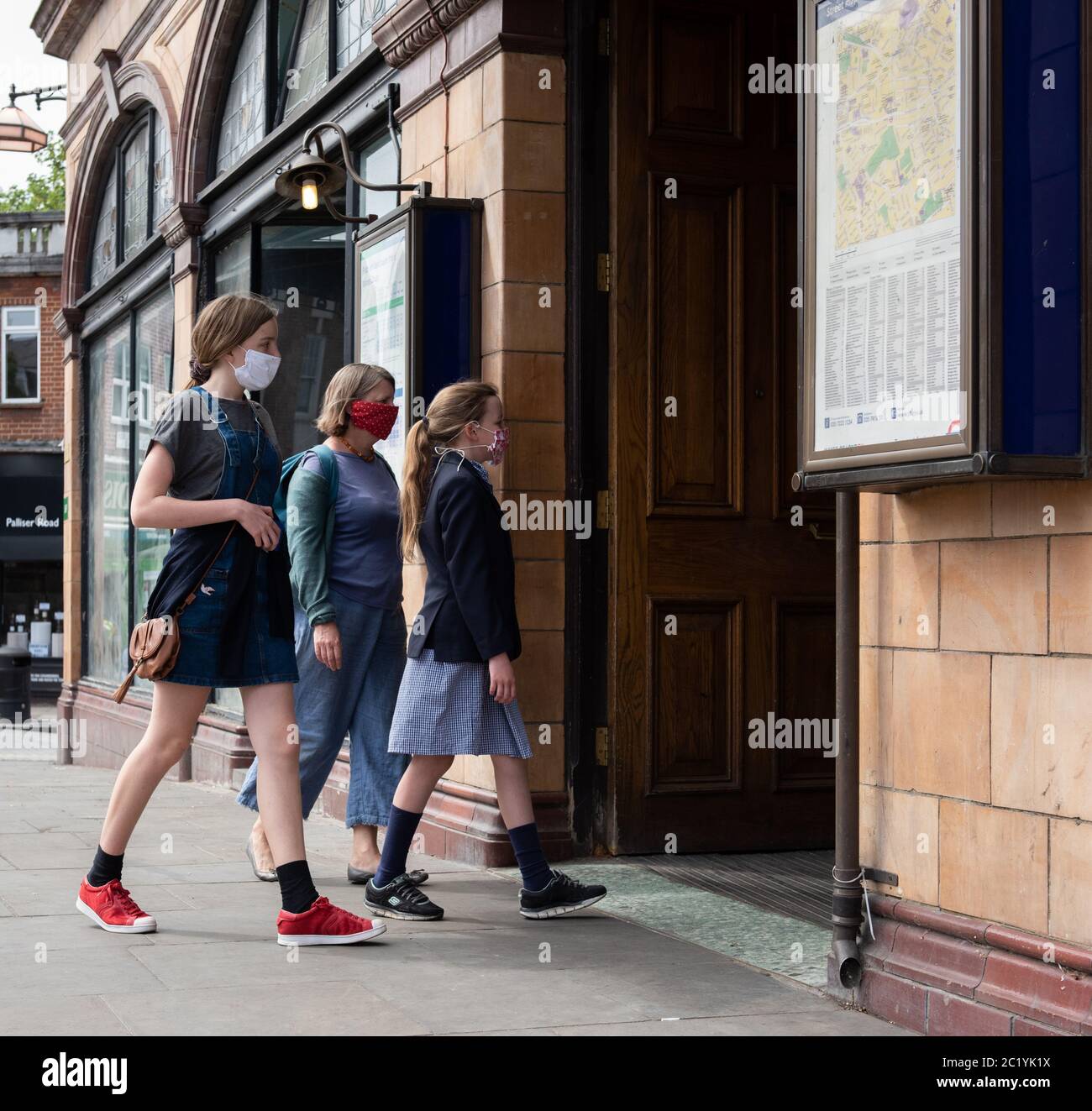 Les enfants portant un masque sur les transports en commun. Barons court. Londres, Royaume-Uni. 7 juin 2020. FORMULAIRES DE CONSENTEMENT SIGNÉS POUR TOUTES LES PERSONNES EN PHOTO Banque D'Images