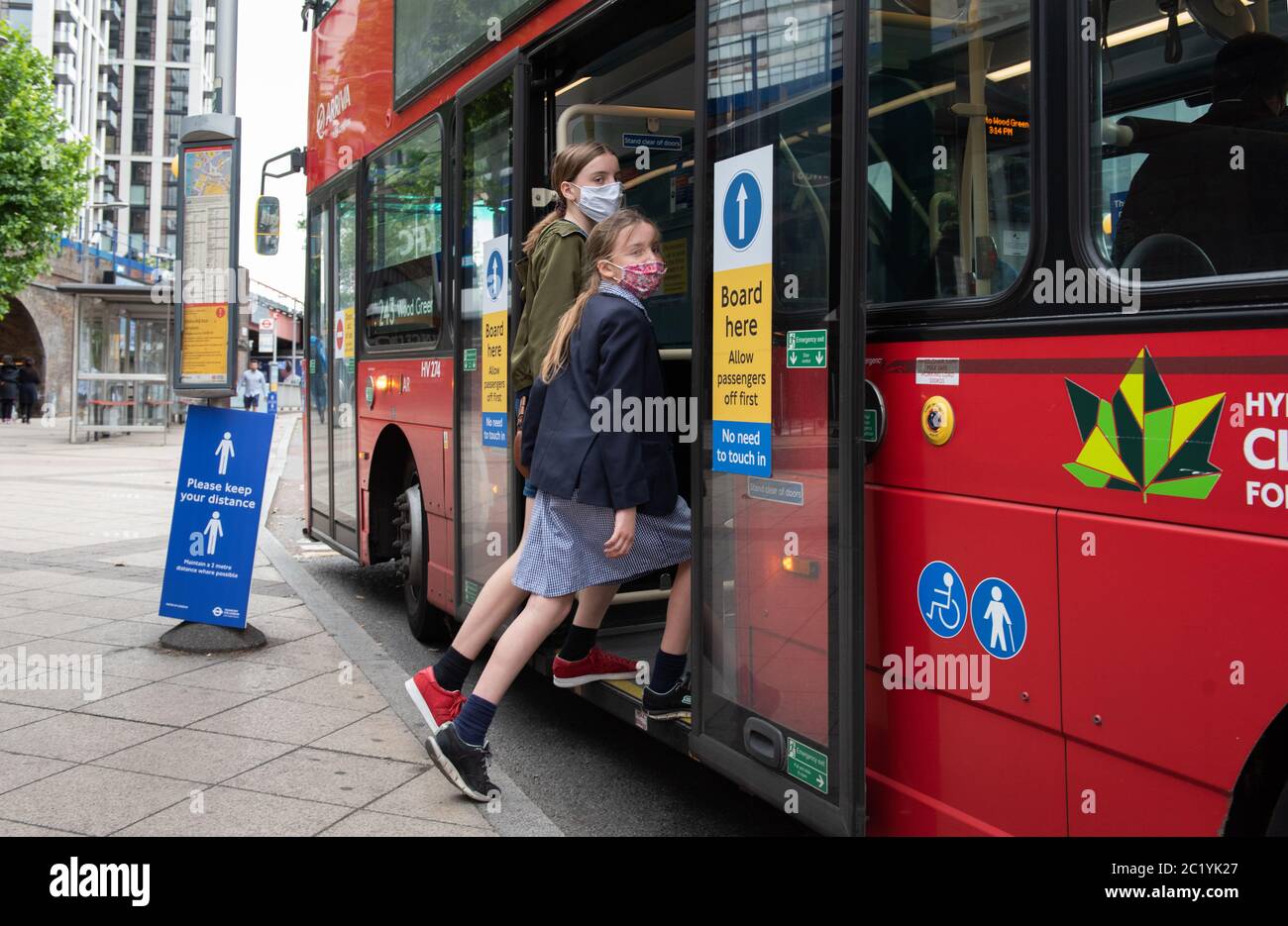 Les enfants portant un masque sur les transports en commun. Autobus Waterloo. Londres, Royaume-Uni. 7 juin 2020. FORMULAIRES DE CONSENTEMENT SIGNÉS POUR TOUTES LES PERSONNES EN PHOTO Banque D'Images