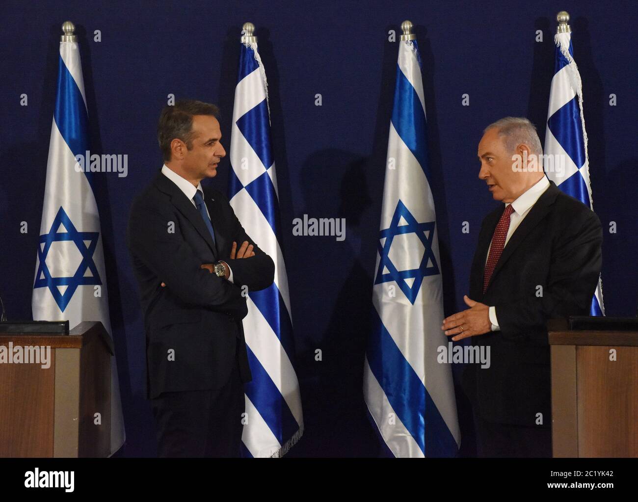 Jérusalem, Israël. 16 juin 2020. (R) le Premier ministre israélien Benjamin Netanyahu et (L) le Premier ministre grec Kyriakos Mitsotakis ont publié des déclarations communes à Jérusalem le 16 juin 2020. Photo par Debbie Hill/UPI crédit: UPI/Alay Live News Banque D'Images
