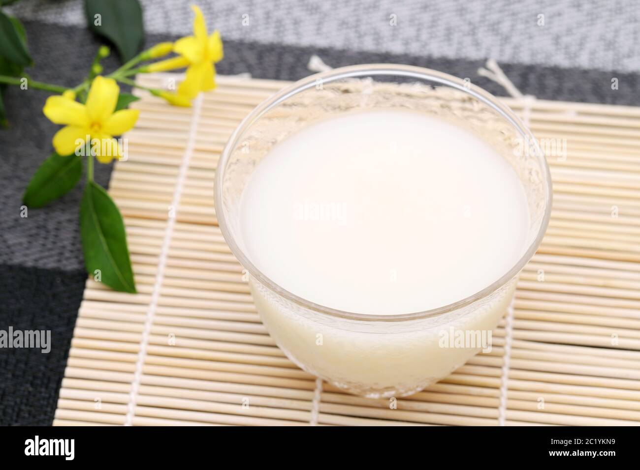Boire de l'alcool doux traditionnel japonais à base de souci lees Banque D'Images