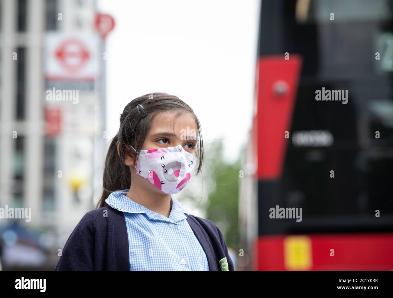 Les enfants portant un masque sur les transports en commun. Autobus Waterloo. Londres, Royaume-Uni. 7 juin 2020. NB: FORMULAIRE DE CONSENTEMENT SIGNÉ POUR LA FILLE EN PHOTO Banque D'Images