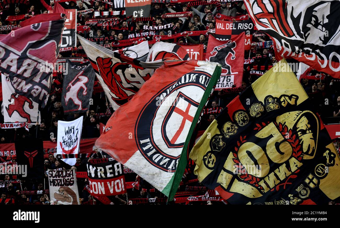 Les fans de l'AC Milan applaudissent et brandissent des drapeaux au stade de football de San siro, à Milan. Banque D'Images