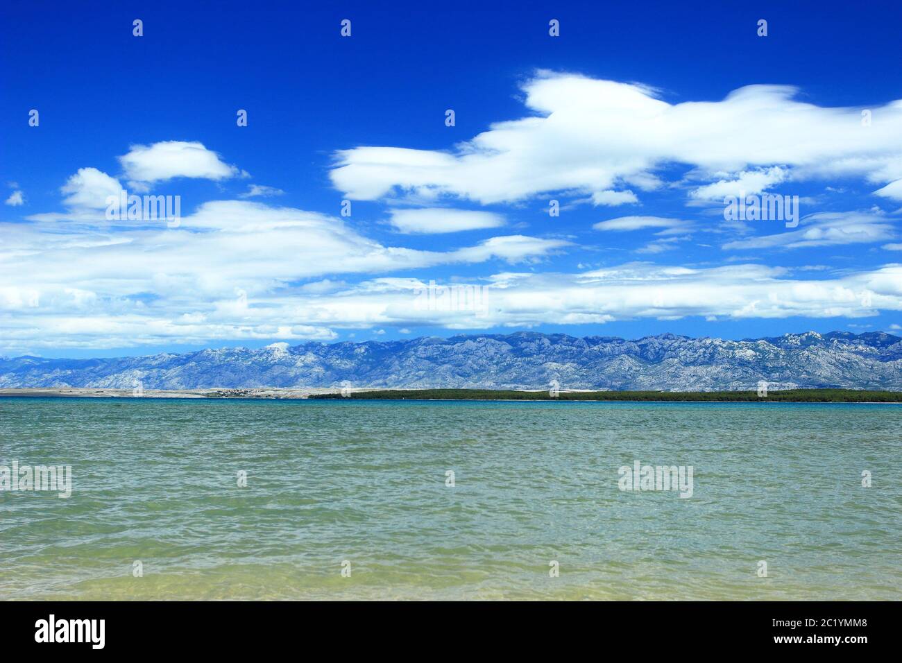 Plage de sable à Nin, Croatie. Velebit montagne, ciel bleu et nuages blancs en arrière-plan. Banque D'Images
