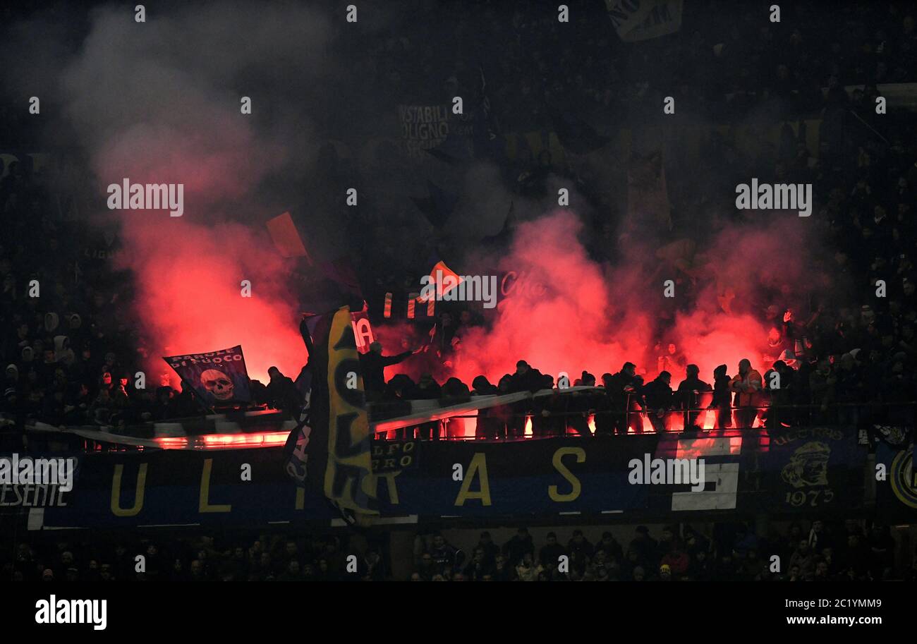 Les fans de football AC Milan agitant des drapeaux pendant le match de football AC Milan vs FC Internazionale, à Milan. Banque D'Images