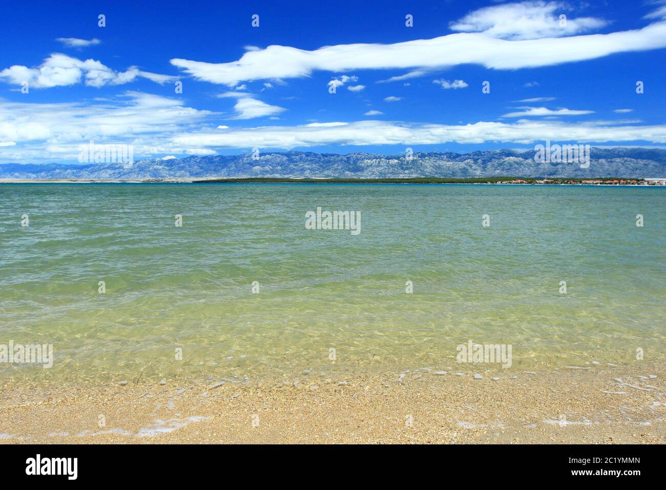 Plage de sable à Nin, Croatie. Velebit montagne, ciel bleu et nuages blancs en arrière-plan. Banque D'Images
