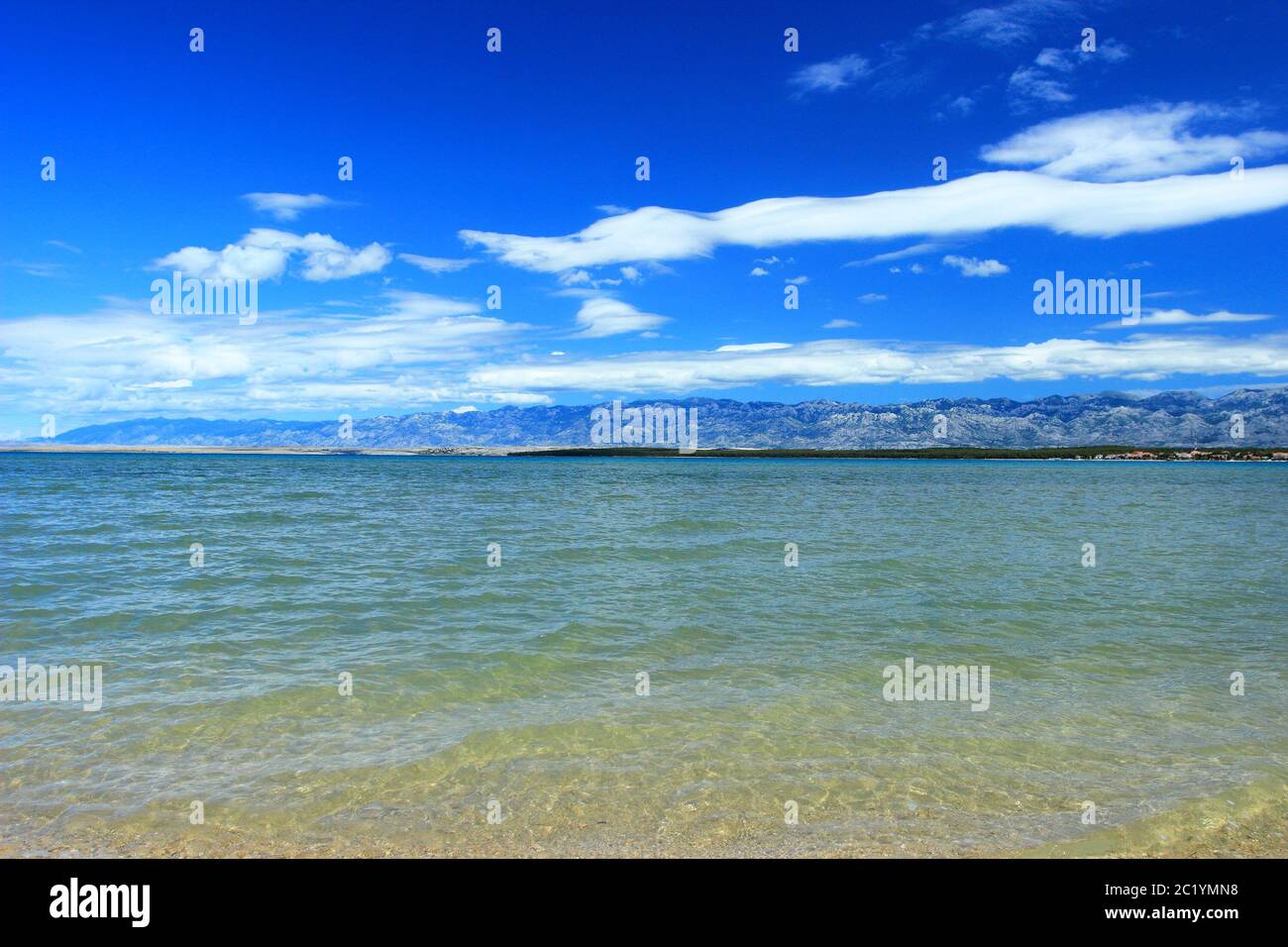 Plage de sable à Nin, Croatie. Velebit montagne, ciel bleu et nuages blancs en arrière-plan. Banque D'Images