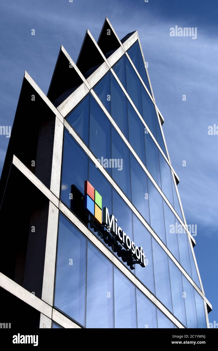 Logo Microsoft sur la façade du nouveau siège de Microsoft, à Milan. Banque D'Images