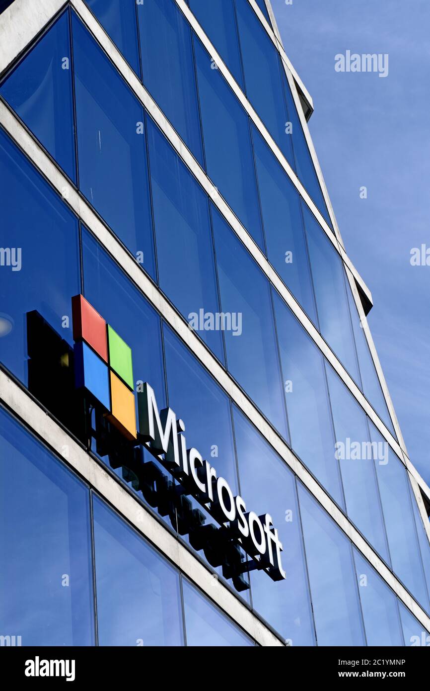Le logo Microsoft est visible sur le nouveau bâtiment de bureau, à Milan. Banque D'Images