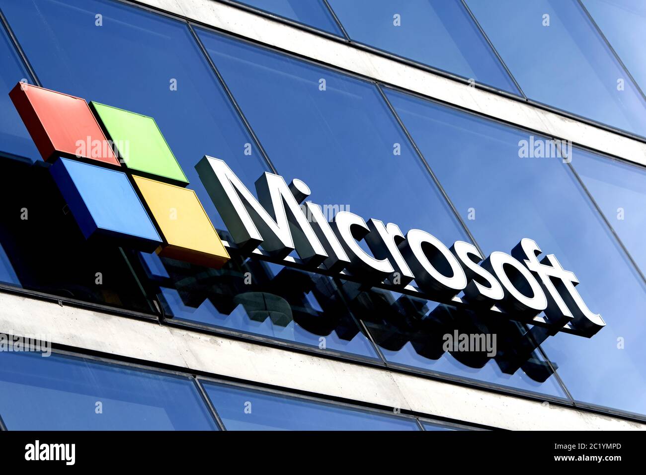 Logo Microsoft sur la façade du nouveau siège de Microsoft, à Milan. Banque D'Images