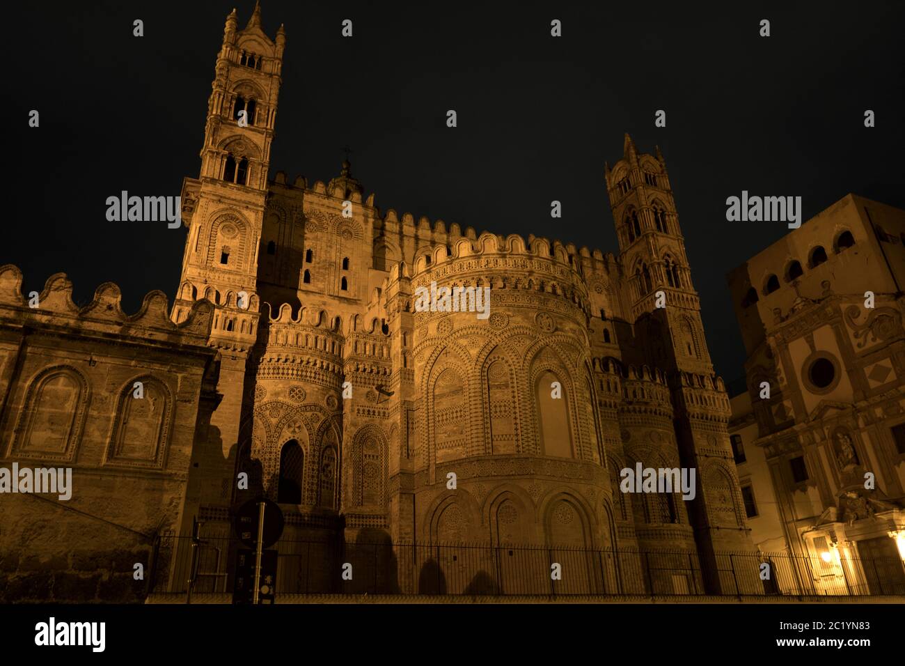Cathédrale Santa Vergine Maria Assunta, illuminée la nuit. Un bâtiment classé au patrimoine mondial de l'UNESCO, c'est un mélange de style architectural arabe et normand, Banque D'Images