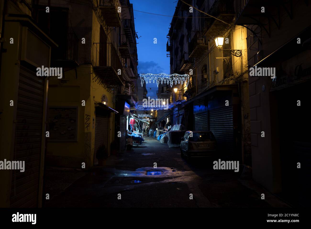 Lumières de Noël illuminées la nuit dans le centre-ville historique, site classé au patrimoine mondial de l'UNESCO, à Palerme. Banque D'Images