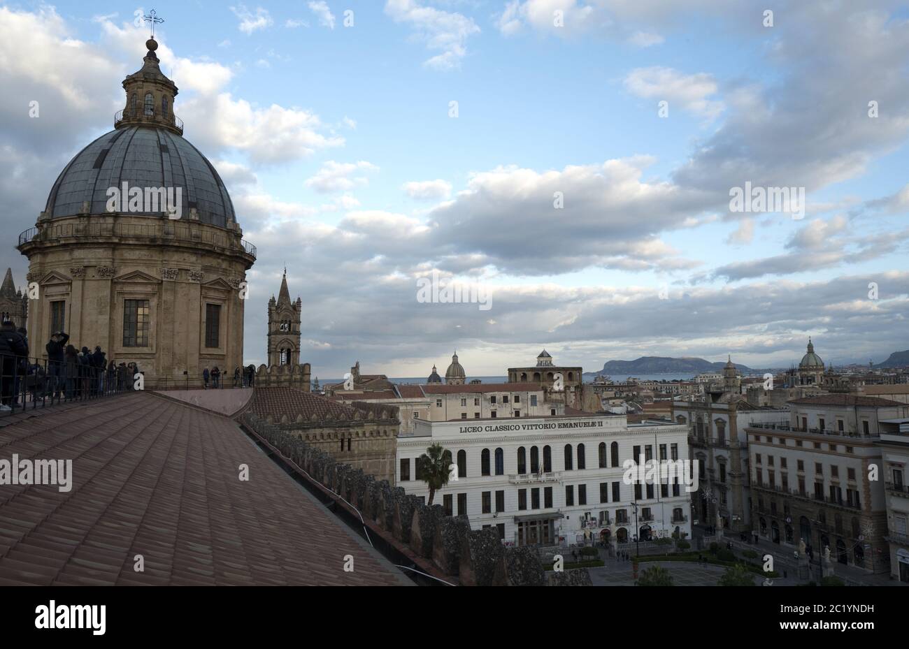 Vue sur Palerme depuis le toit de la cathédrale. Le centre-ville de Palerme est un site classé au patrimoine mondial de l'UNESCO. Banque D'Images