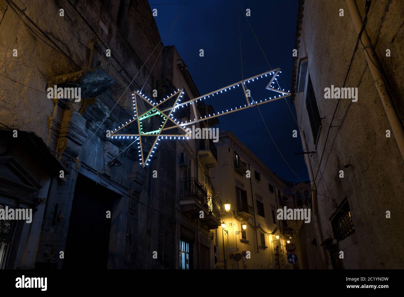 Lumières de Noël illuminées la nuit dans le centre-ville historique, site classé au patrimoine mondial de l'UNESCO, à Palerme. Banque D'Images