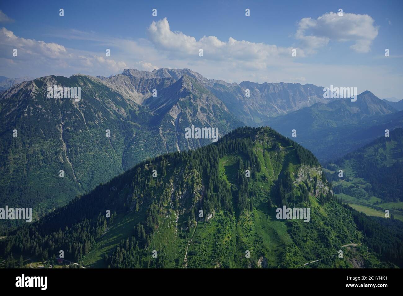 Vue aérienne sur AllgÃ¤uer et les montagnes et les vallées tyroliennes. Banque D'Images