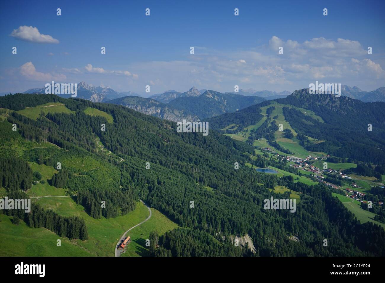 Vue aérienne sur AllgÃ¤uer et les montagnes et les vallées tyroliennes. Banque D'Images