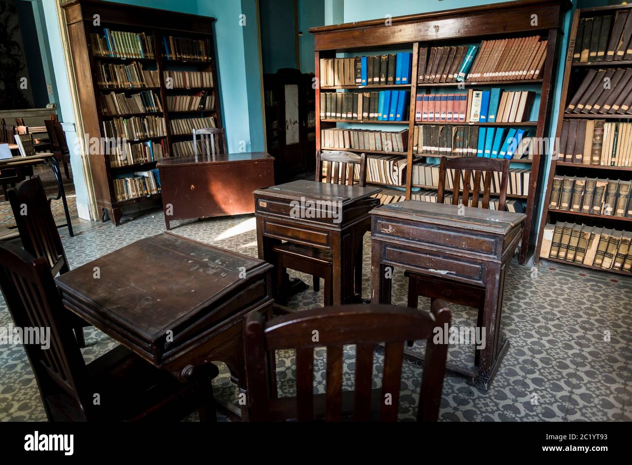 Vieux livres, Bibliothèque Marti, dans l'ancien hôtel de ville, Santa Clara, Cuba Banque D'Images