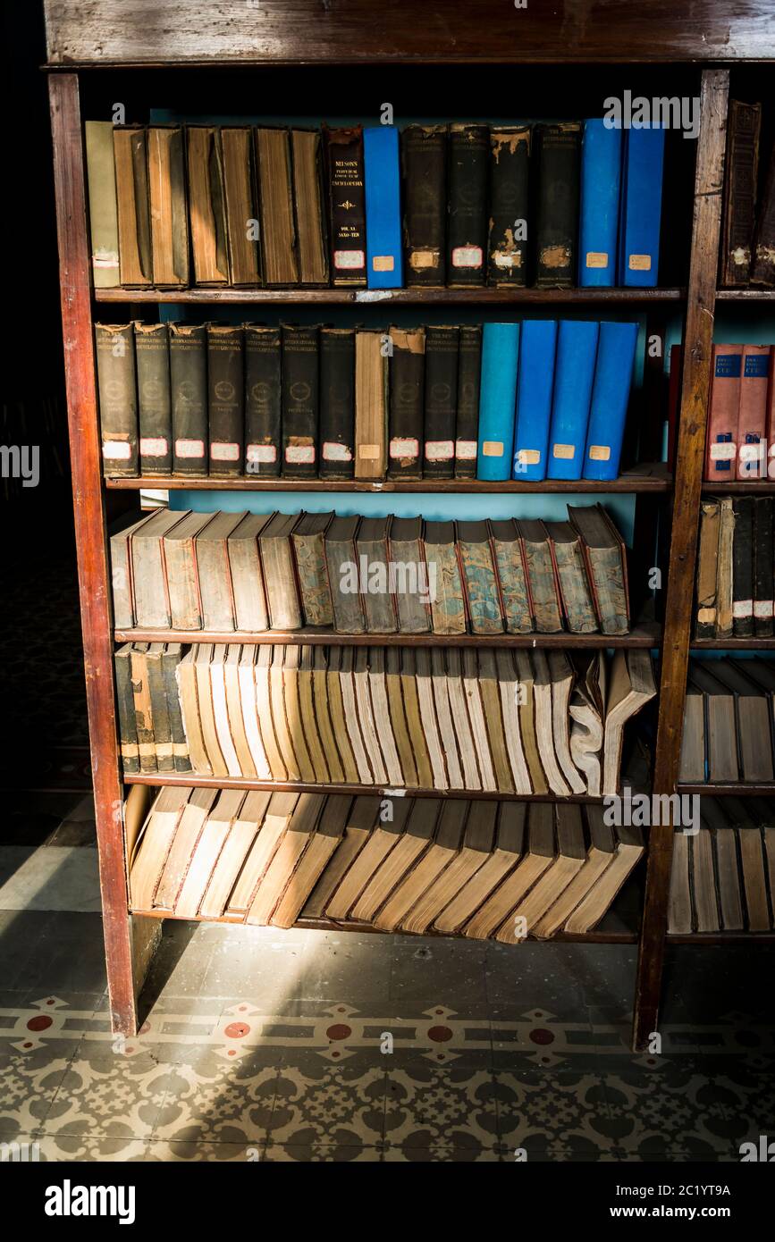 Bibliothèque avec livres anciens et usés, Bibliothèque Marti qui est située dans l'ancien Hôtel de ville de Santa Clara, Cuba Banque D'Images