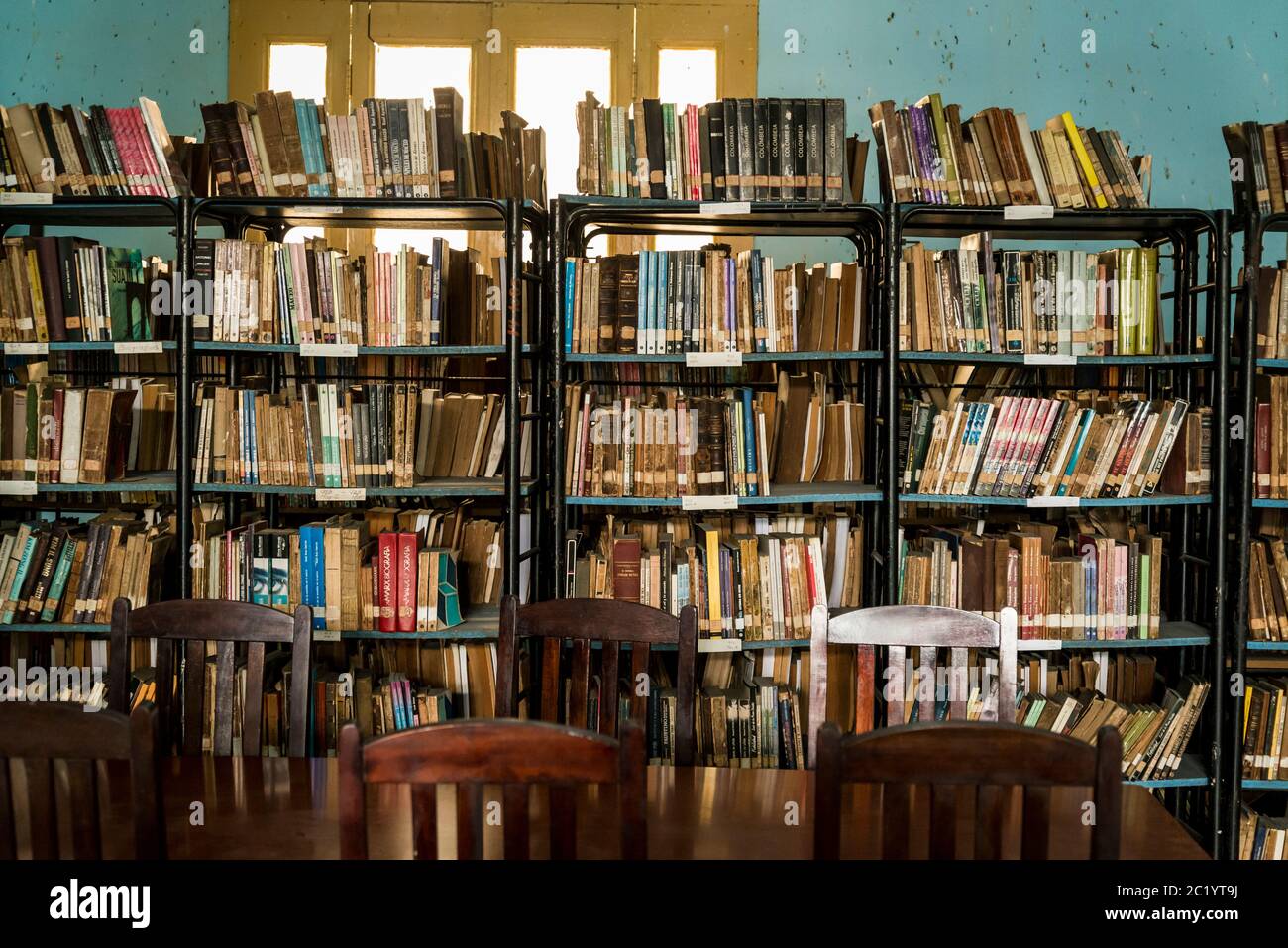 Bibliothèque avec livres anciens et usés, Bibliothèque Marti qui est située dans l'ancien Hôtel de ville de Santa Clara, Cuba Banque D'Images