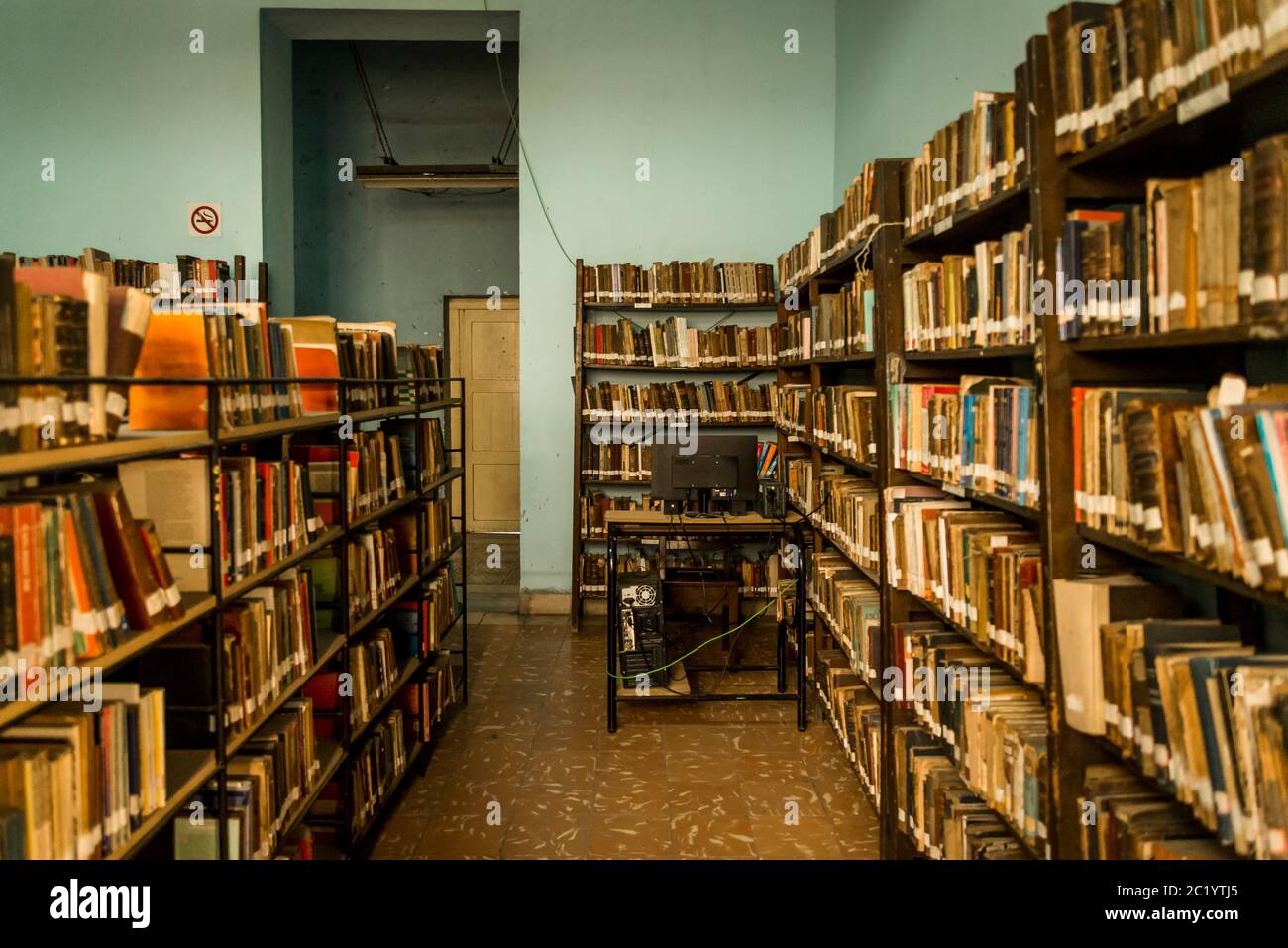 Bibliothèque avec livres anciens et usés, Bibliothèque Marti qui est située dans l'ancien Hôtel de ville de Santa Clara, Cuba Banque D'Images