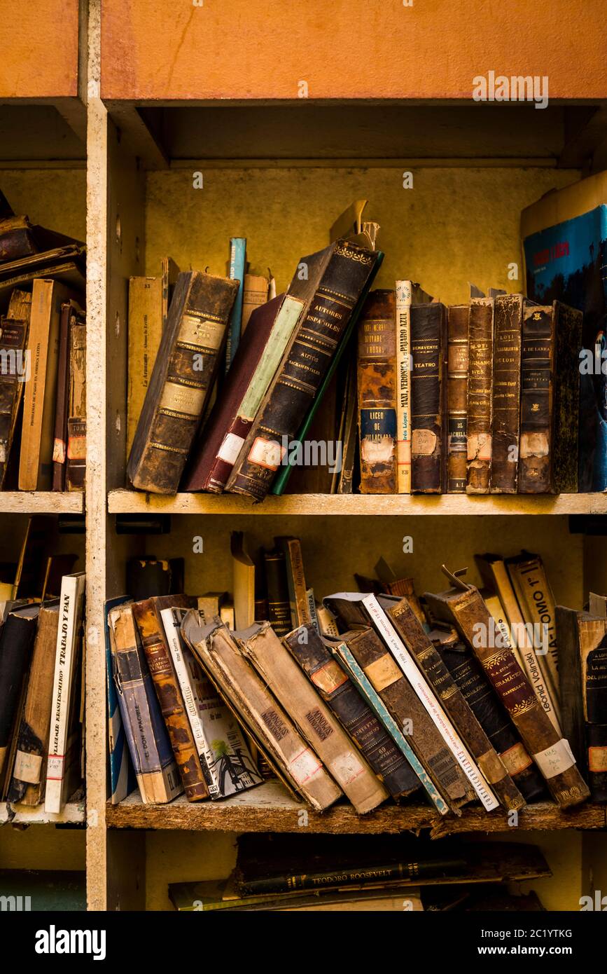 Bibliothèque avec livres anciens et usés, Bibliothèque Marti qui est située dans l'ancien Hôtel de ville de Santa Clara, Cuba Banque D'Images