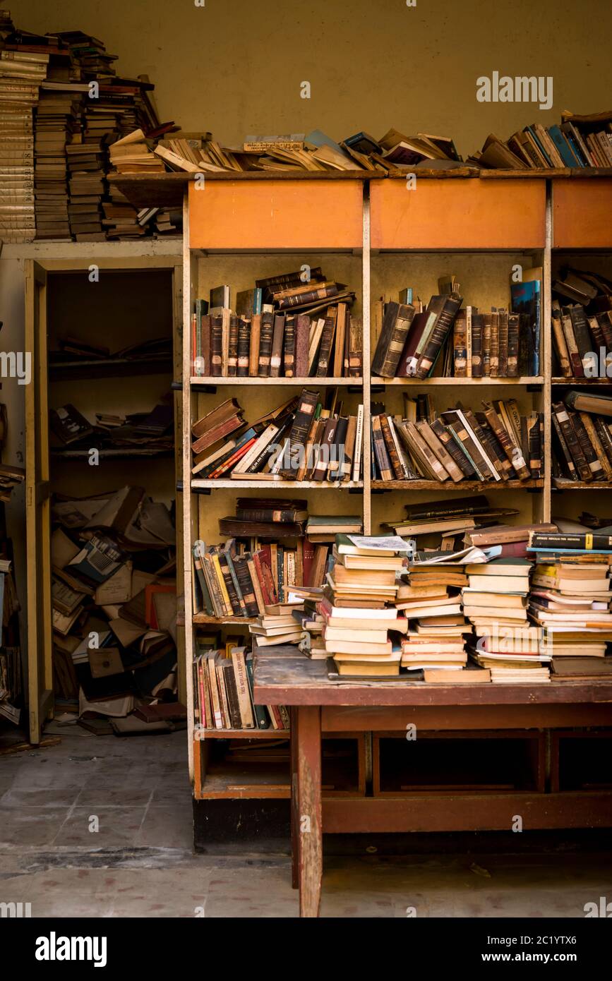 Bibliothèque avec livres anciens et usés, Bibliothèque Marti qui est située dans l'ancien Hôtel de ville de Santa Clara, Cuba Banque D'Images