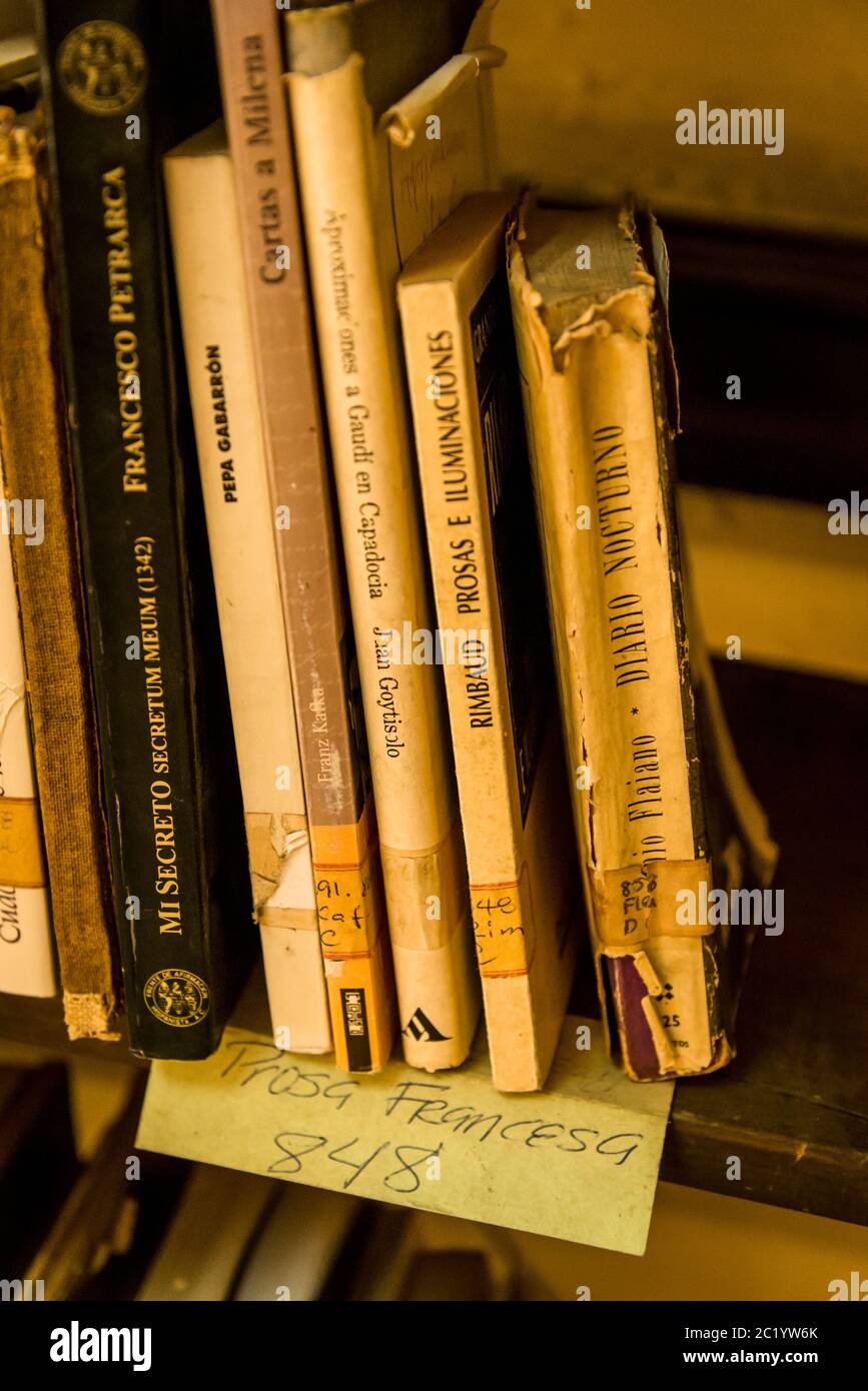 Bibliothèque avec livres anciens et usés, Bibliothèque Marti qui est située dans l'ancien Hôtel de ville de Santa Clara, Cuba Banque D'Images