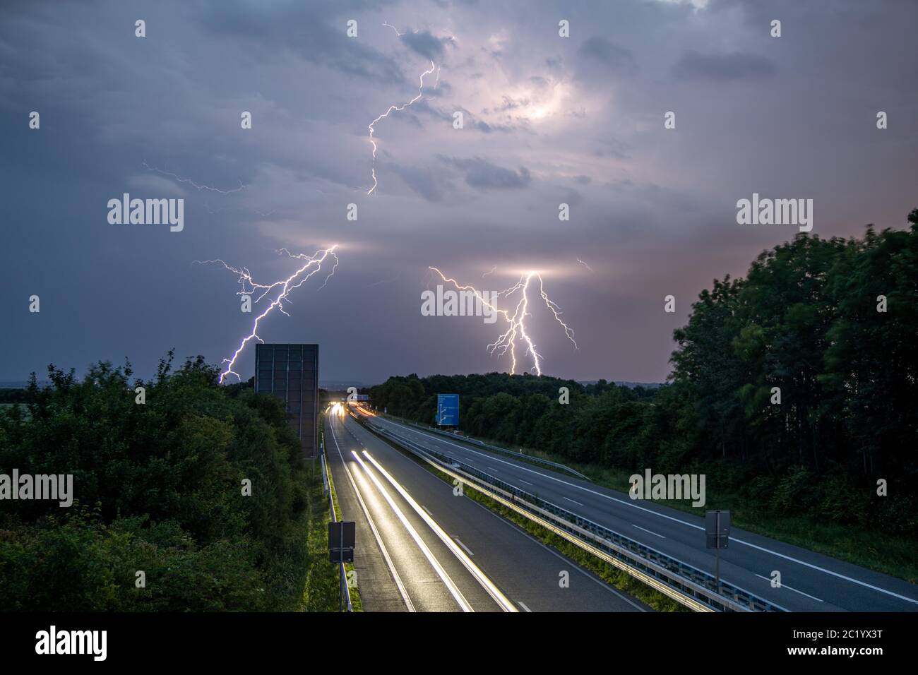 Oberursel, Allemagne. 13 juin 2020. 13.06.2020, Oberursel (Hessen) : les éclairs d'un orage peuvent être vus dans le ciel au-dessus de l'autoroute 661 en fin de soirée. Des orages violents ont balayé des parties de Hesse dans l'après-midi. | utilisation dans le monde crédit : dpa/Alay Live News Banque D'Images Oberursel, Allemagne. 13 juin 2020. 13.06.2020, Oberursel (Hessen) : les éclairs d'un orage peuvent être vus dans le ciel au-dessus de l'autoroute 661 en fin de soirée. Des orages violents ont balayé des parties de Hesse dans l'après-midi. | utilisation dans le monde crédit : dpa/Alay Live News Banque D'Images