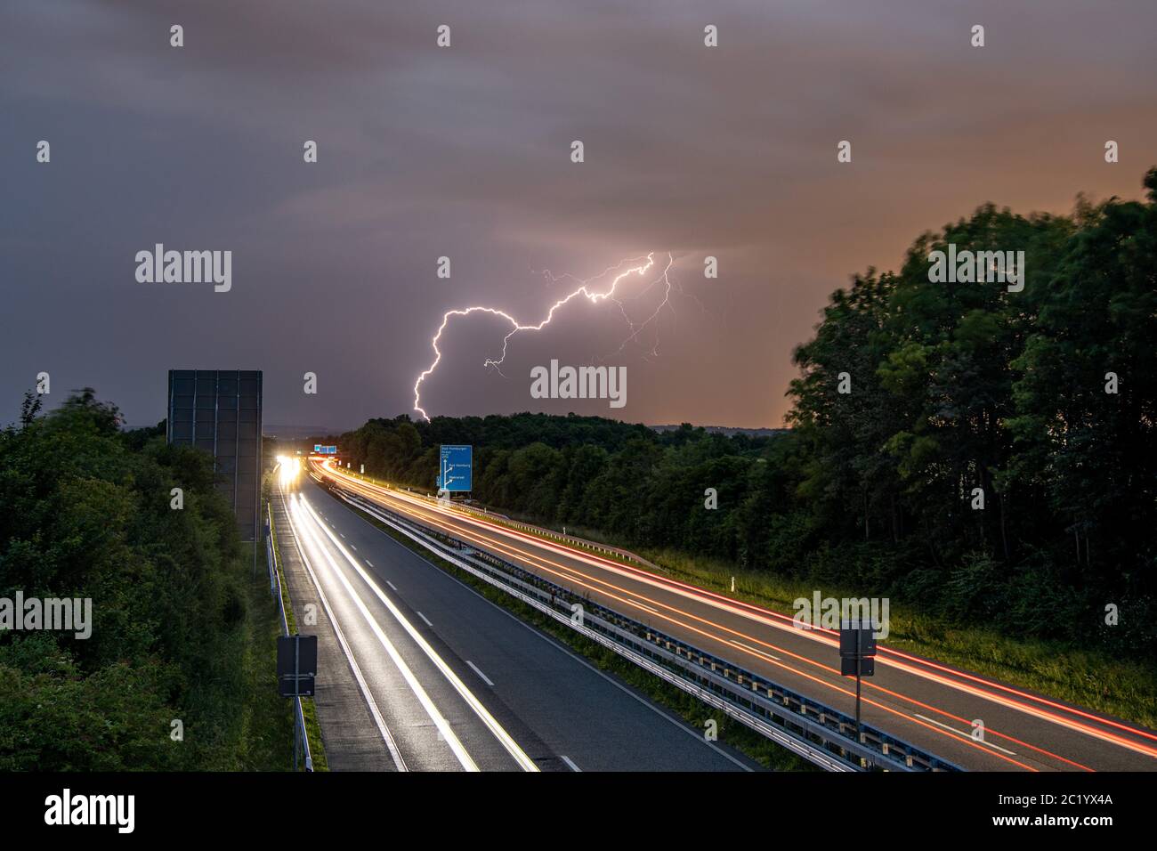 Oberursel, Allemagne. 13 juin 2020. 13.06.2020, Oberursel (Hessen) : les éclairs d'un orage peuvent être vus dans le ciel au-dessus de l'autoroute 661 en fin de soirée. Des orages violents ont balayé des parties de Hesse dans l'après-midi. | utilisation dans le monde crédit : dpa/Alay Live News Banque D'Images Oberursel, Allemagne. 13 juin 2020. 13.06.2020, Oberursel (Hessen) : les éclairs d'un orage peuvent être vus dans le ciel au-dessus de l'autoroute 661 en fin de soirée. Des orages violents ont balayé des parties de Hesse dans l'après-midi. | utilisation dans le monde crédit : dpa/Alay Live News Banque D'Images