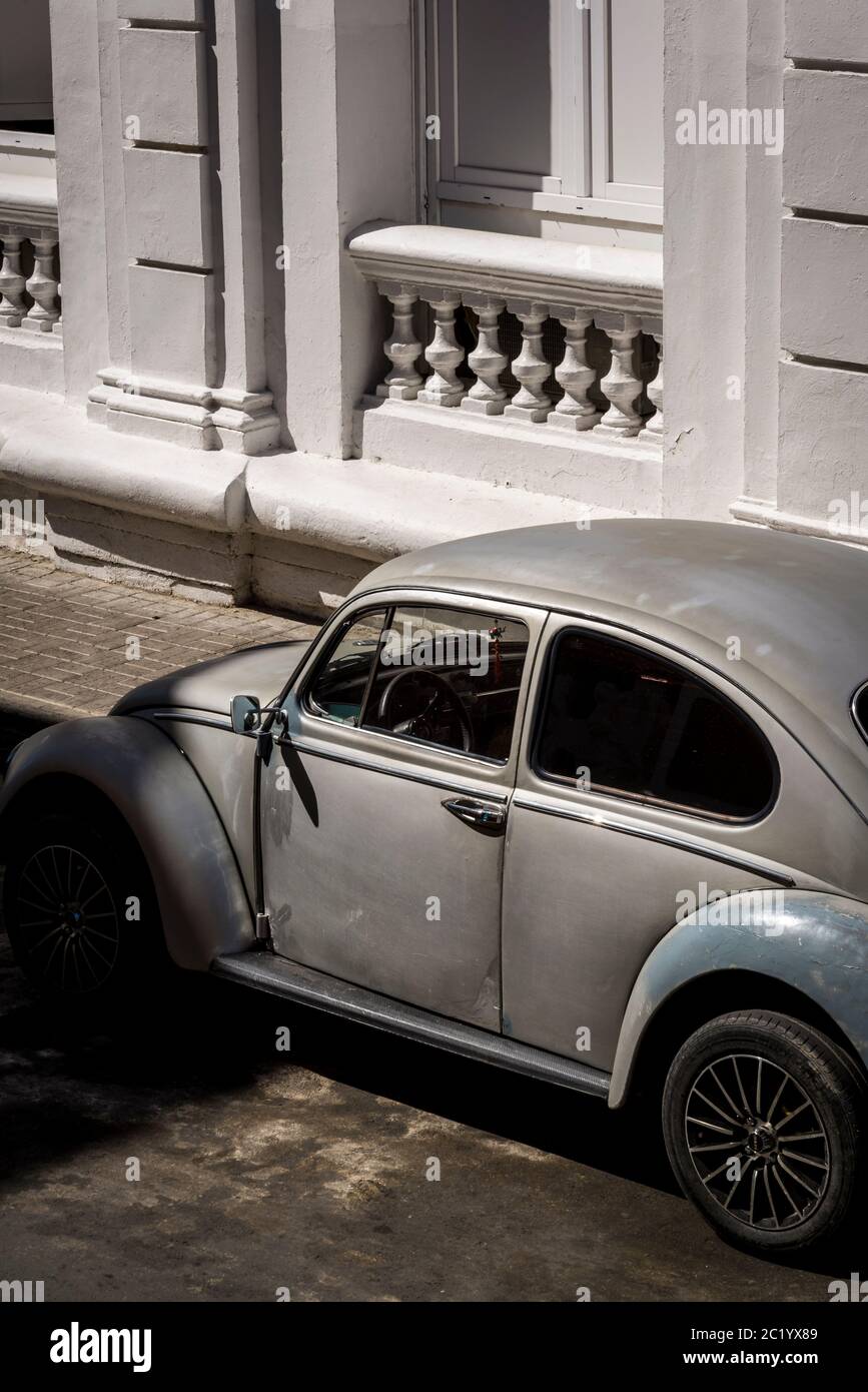 Voiture Volkswagen d'époque garée, Santiago de Cuba, Cuba Banque D'Images