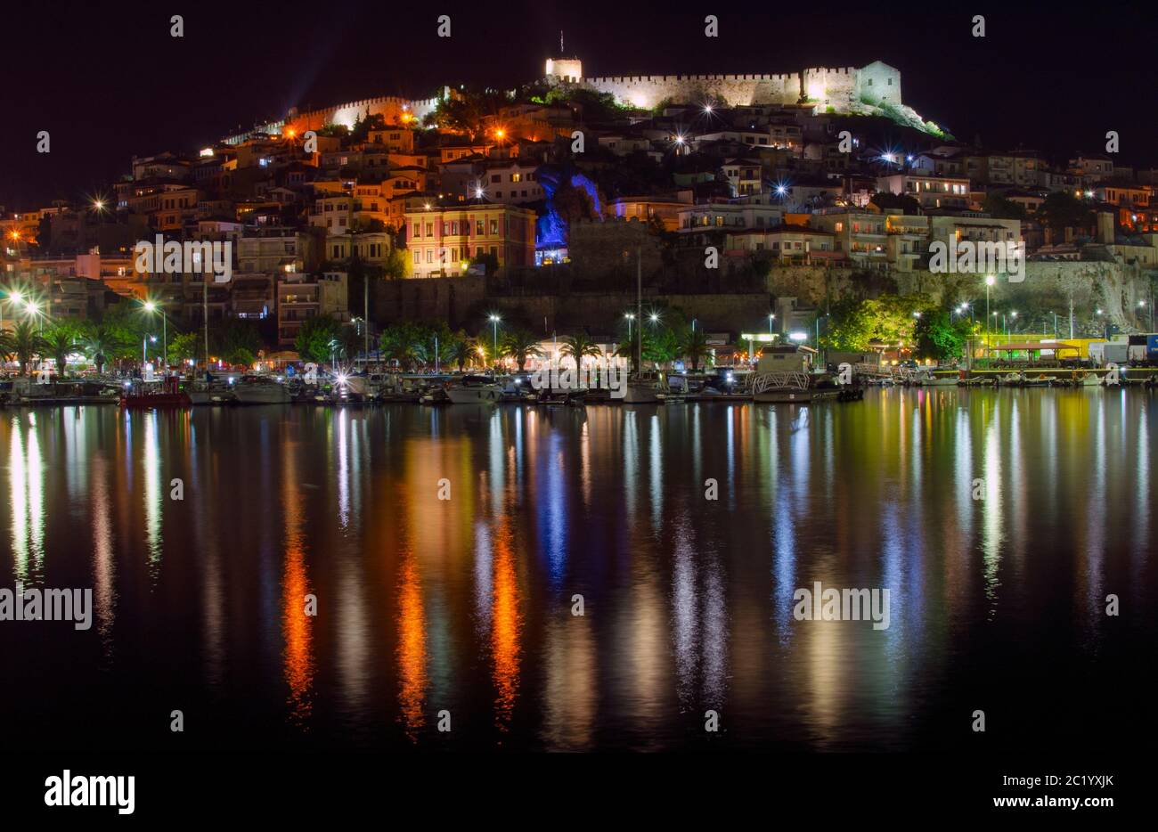 Vue nocturne générale du château dominant le paysage urbain de Kavala Grèce Banque D'Images